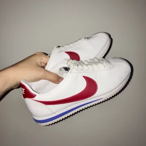 Nike Cortez - Ett par galet snygga Nike Cortez Classic! Säljer pga att det inte är min stil längre. 🖤 De är använda några gånger men fortfarande superfräscha! Små i storleken så passar även en med st 37 🖤  *Pris kan diskuteras🖤