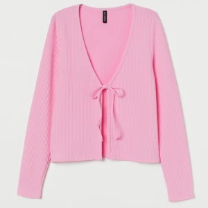Slutsåld H&M ribbad kofta - Superfin rosa kofta från HM. Säljer för att den är för liten och jag glömde lämna tillbaka. Aldirg använd och prislappen finns kvar. Köparen står för frakten på 45kr.