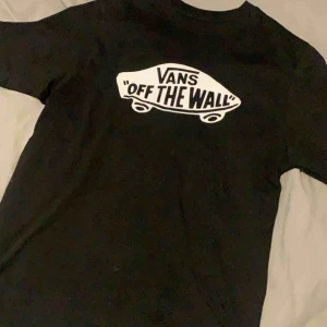  - En T-shirt från Vans i storlek L (barnstorlek), väldigt nu