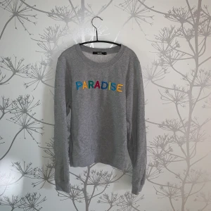 Långärmad tröja - Tröja med sjukt skönt material. Säljer den eftersom den aldrig kommer till användning. Kan mötas upp i Karlstad eller närheten, annars står köparen för frakten. ❤️