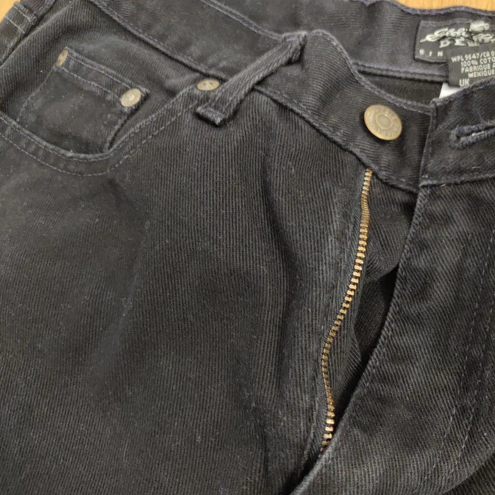 Svarta pösiga jeans, köpta på beyond retro, väldigt bra skick, amrikans storlek 8, jag är storlek 38 och brukar bara ha ett skärp så sitter dem perfekt. 170kr +frakt (köpta för 600 förra hösten). Jeans & Byxor.
