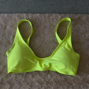 NEON GUL BIKINITOPP - Bikini topp köpt i London. Storlek 38 men liten i storleken!! Aldrig använd pga den är för liten för mig🦋