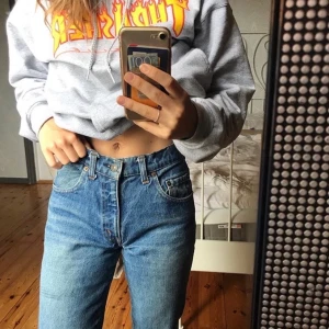 Levis jeans, 29/36 - Strl W29 L36. Säljer pga dem ej används. Snygga blå Levis jeans, använda X antal gånger men är fortf i fint skick! Har sytt lite på insidan av benet, då det var hål i dem när jag köpte de secondhand. Meddela mig om du har frågor :) 