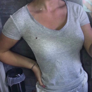 Tommy Hilfiger T-shirt - Säljer denna super fina gråa t-shirt från Tommy hilfiger🤍 Använd fåtal gånger (3-5ggr max) Inga slitningar eller fläckar (som ny) Strl Xs (passar även S) Nypris 499kr mitt pris 90kr⚡️ 