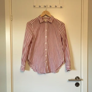 Randig skjorta - Randig skjorta från H&M. Stl 34. Gott skick, knappt använd. Frakt betalas av köparen.
