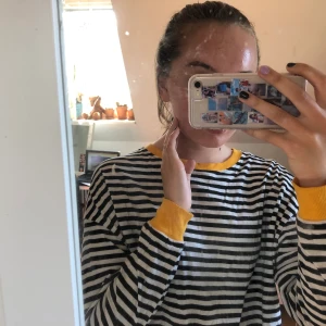 Långärmad, randig tröja - En randig tröja med gula detaljer vid halsen och handlederna(nästan oanvänd). Startpris = 50kr