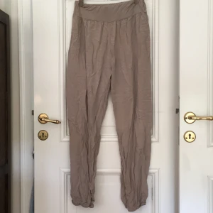 Luftiga byxor  - Luftiga becha byxor. Står ehj någon storlek men dom är stretchiga och passar nog 13+