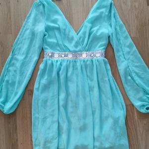 Klänning  - Finaste klänningen från nelly med öppna armar och fina detaljer. Storlek 34 