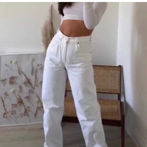 Vita raka jeans - Jeans från gina tricot, andvända fåtal gånger, har en pytteliten fläck vid baksida knä men syns inte