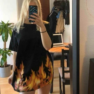  - Cool t-shirt som jag använt som klänning, köpt på carlings på manavdelningen! Jag är 158 cm lång ifall någon vill ha referens för hur lång den är. ❤️