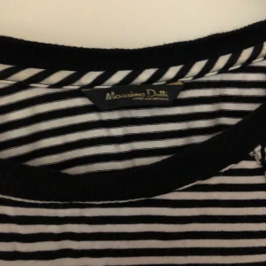 Tröja - Skön svart o vitrandig tröja från Massimo Dutti, sparsamt använd 