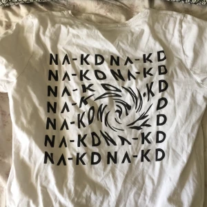 T-shirt från nakd - Skit snyggt tryck på ryggen! Kontakta mig för fler bilder!