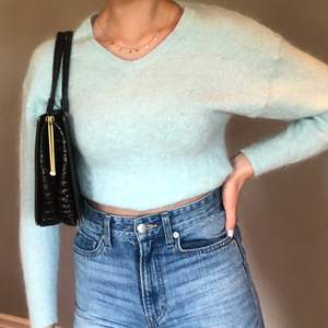 superfin ljusblå tröja från bikbok! den är i bra skick och är längre än på bilden(vek upp den)💓 säljer pga att den inte kommer till användning:)