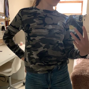 Långärmad tröja med camouflage mönster - Långärmad tröja med camouflage mönster. Sparsamt använd och i toppskick.