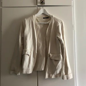 Kofta eller jacka till sommaren - Kofta i storlek xs 50 kronor 