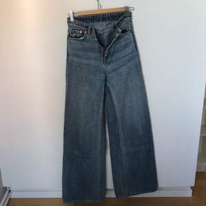 Supersnygga långa väldigt högmidjade jeans från Weekday!! Helt förstörd att jag inte kan ha dem längre :( Har till och med bytt ut dragkedjan hos skräddare till bättre kvalité. De är i modellen ACE san fran blue. Storlek W24L34. Säljer pga för små. 