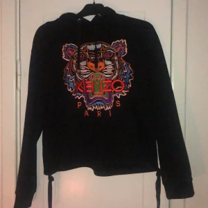 Kenzo Hoodie  - En hoodie från Kenzo, använd fåtal gånger, storlek L. Den har knytband vid sidorna som man kan justera. Köpt för: 3800kr (Köparen står för frakt)