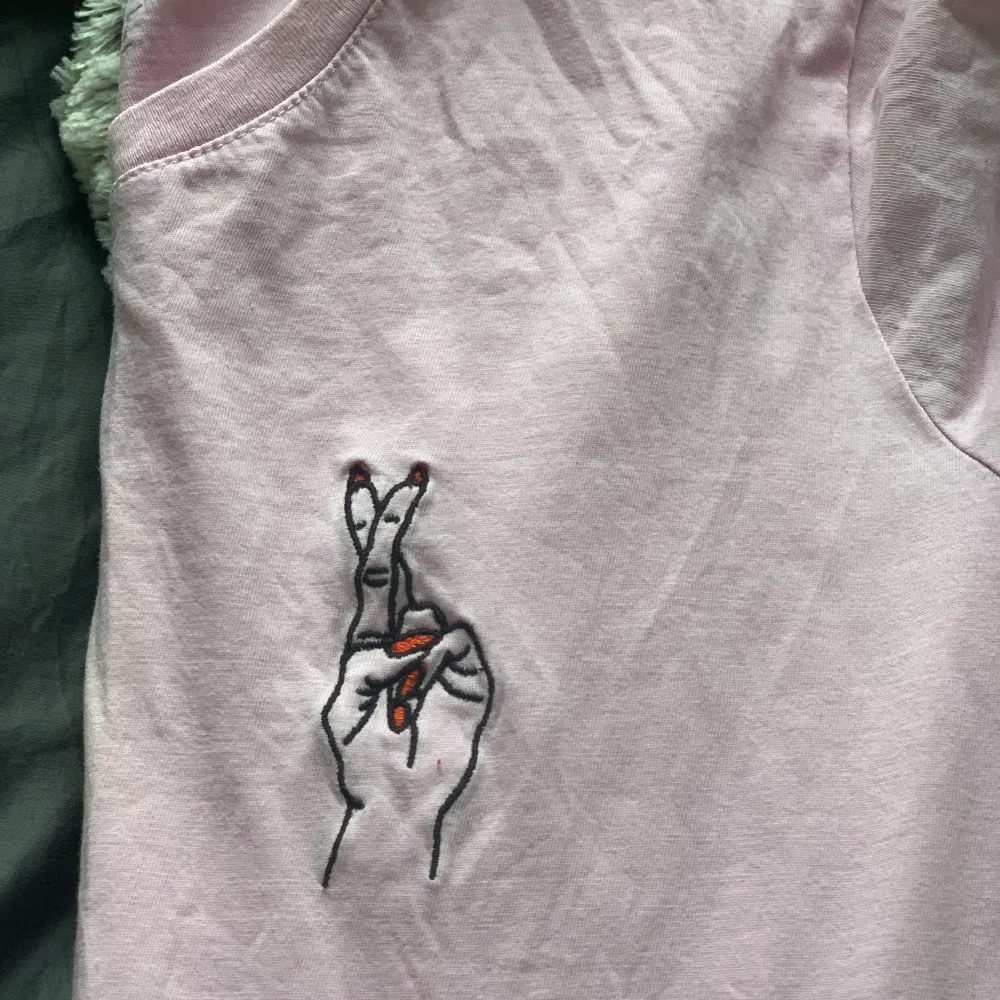 Köpt i en butik i Dubai, har nästan aldrig använt denna💕 jag är mindre än en M men gillar den oversize, mer rosa i verkligheten😊 supercool detalj på bröstet . T-shirts.