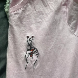 Rosa Tshirt - Köpt i en butik i Dubai, har nästan aldrig använt denna💕 jag är mindre än en M men gillar den oversize, mer rosa i verkligheten😊 supercool detalj på bröstet 