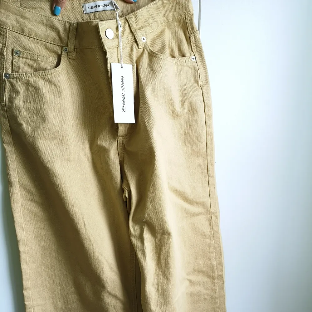 Men HUR SNYGGA. Ljusgula jeans i stretchigt material från Carin Wester. Helt nya och oanvända! Höga i midjan och vida vid benen. Storlek 40 💛. Jeans & Byxor.