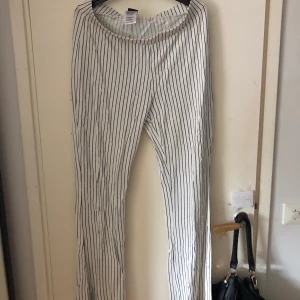 Byxor - Sköna leggings/byxor, sparsamt använda, bootcut