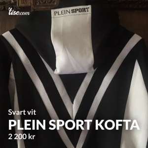 Plein sport kofta - Storlek L, knappt använd, svart, vit med fina detaljer. Super fint skick, mötes i Majorna eller på annan bestämd plats tar swish, kontant men även kort och fraktar även men då står köparen för frakten:). 