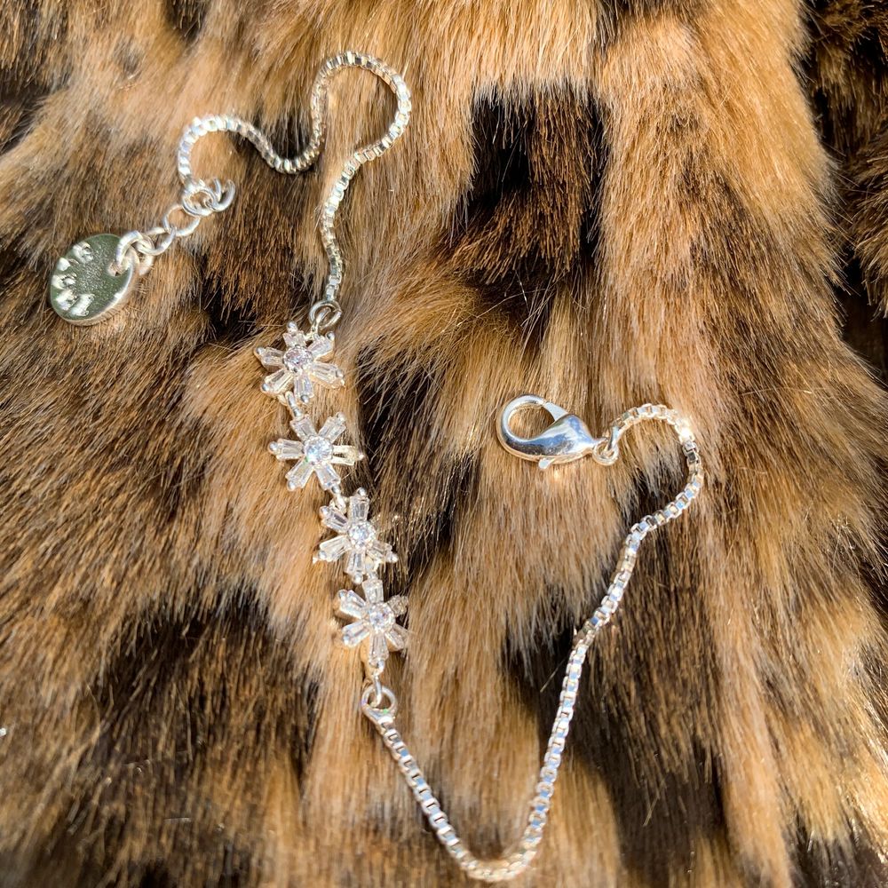 Helt oanvänt, inköpt i våras i Norge✨ Tunnt och gulligt armband med följsam kedja, och fyra små blommor i mitten! Köparen står för 11kr frakt<3 ej äkta silver! Sista bilden visar baksidan :) Kolla gärna in min sida för fler smycken💖. Accessoarer.