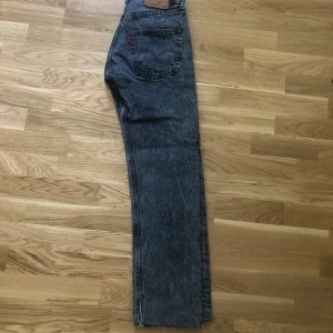 Levi’s Jeans - Skitsnygga gråa Levi’s 501 jeans i storlek 30x34. Avklippa i benen för att passa mig som är 168. Säljer då de tyvärr blivit för små för mig. Passar XS-mindre S.