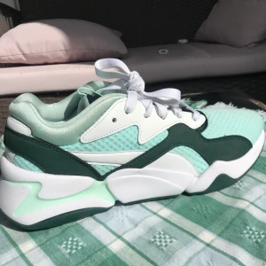 Puma Nova 90’s Bloc - Supercoola, helt oanvända 90-tals pumas från Shoeline för 399kr inklusive frakt. Nypris 900kr. Säljer pga att de är för stora. För både tjejer och killar. Kan mötas upp i centrala Stockholm eller frakta 💞