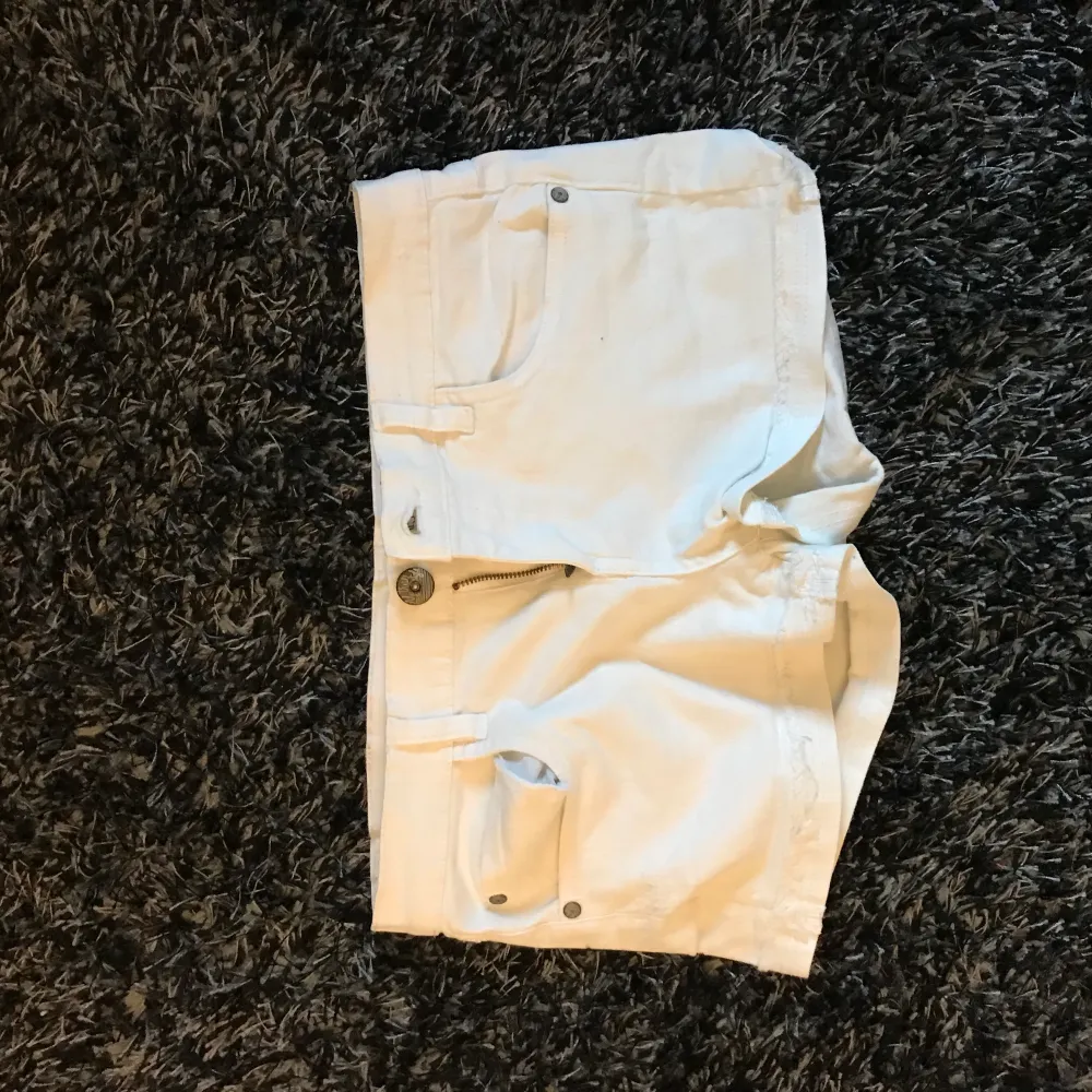 Jättesnygga korta vita Denim shorts till sommaren, storlek S🌸 Köparen står för frakten🌸. Shorts.