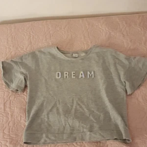 Grå magtröja - En grå magtröja så är använd 4-5 gånger men annars jätte fin