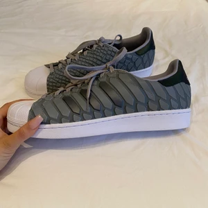 Adidas Sneakers  - Helt nya Adidas sneakers med ett coolt och udda mönster! I storlek 44. 