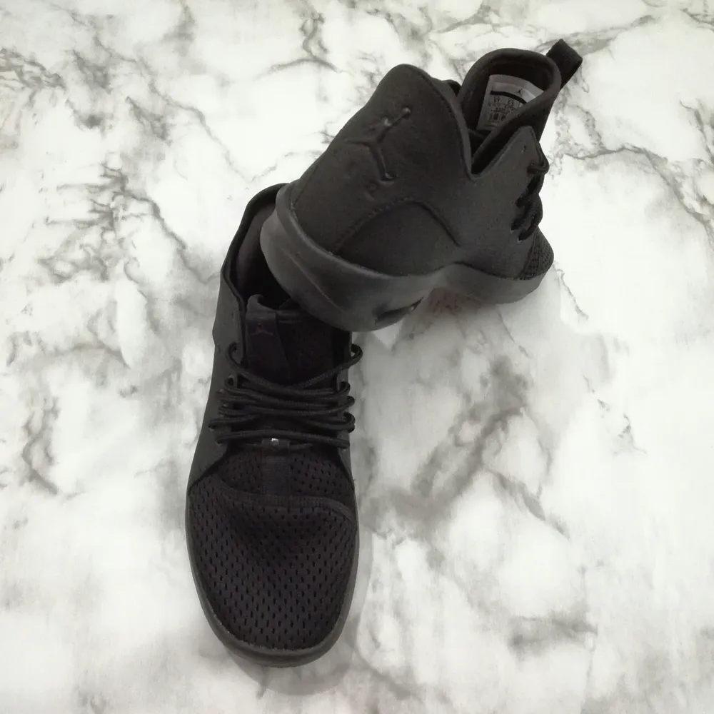 Nya Jordan skor #38.5 avhämtning eller skicka köpare betalar frakten ,accepterad betalning med swish.. Skor.