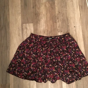  - Byxkjol köpt på BikBok. Den har även fickor på var sin sida, och blixtlås på sidan. Sommrig och fin! Aldrig använd. 
Köparen står för frakten 🌸