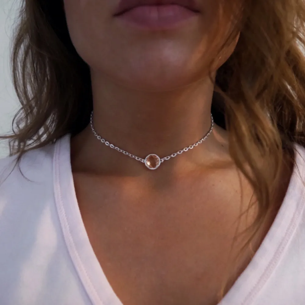 Egengjort chokerhalsband med en korallfärgad moonstone. Ställbar storlek. Accessoarer.