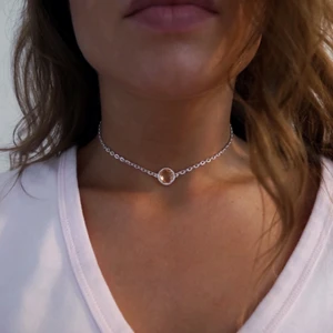 Halsband med månsten - Egengjort chokerhalsband med en korallfärgad moonstone. Ställbar storlek