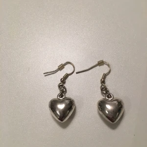  - Silvriga hjärtformade örhängen, aldrig använda. 
Köparen står för frakten 🍂