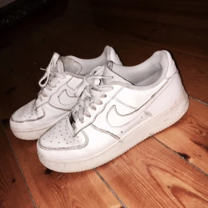  - Nike air force, flitigt använda älskade skor, men har nu köpt nya och dessa har alltid varit något för små för mig. De är lite sönder i hälen, men är fullt funktionella, därav lågt pris. 