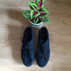  - 🌑Superfina basic skor med platå🌑

• Storlek: 37
• Märke: VAGABOND
• Material: Canvas & gummisula
• Skick: Knappt använda, superfina
• Övrigt: Inga skavanker 
• Frakt: 53kr spårbart 