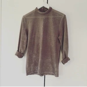  - Glittrig tröja som är superfin, den har dock bara blivit hängande i garderoben då den är lite stor för mig. Fint skick och nyansen är lite rosalilagråglittrig ✨ fin detalj med lite högre krage 