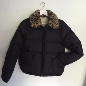  - Fantastiskt snygg dunjacka från Ralph Lauren denim! 
 Ser helt oanvänd ut. Snygg detlaj med leopardmönstrade kragen i fuskpäls! 