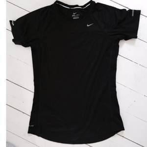 Oanvänd Nike träning/spring t-shirt i storlek Small. 