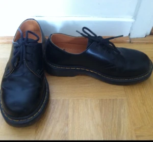  - Svarta låga kängor från Dr Martens. I princip oanvända 