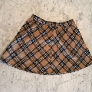  - superfräck rutig kjol a'la Britney köpt på 2hand i New York! Lagom längd och jättesnygga färger. 
Möts upp på söder/leverans 
🌹🌹