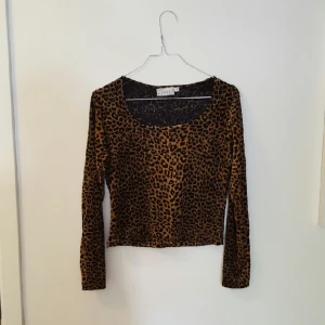  - Leopardtröja från H&M. stl M, bra skick.

köparen står för frakt