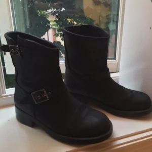  - Johnny bull boots, storlek 40, sparsamt använda. Bekväma att gå i! Nypris ca 1800kr 