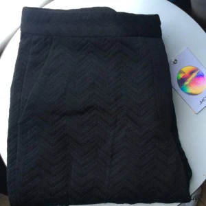  - ⭐️ Kostymbyxor med "mönster" från Monki, aldrig använda.
Strl 40
Tar swish, kan mötas i Stockholms innerstad.
Köparen står för frakten.