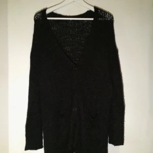  - mysig svart kofta från ginatricot
