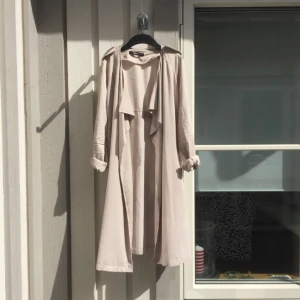  - En kall beige trenchcoat från Ginatricot.

Kan mötas i Stockholm annars funkar frakt och har swish! 