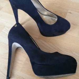  - Riktigt höga klackar. Oanvända. Märke Blink. Oanvända.